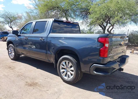 2021 Chevrolet Silverado 1500 2Wd Short Bed Custom z USA, uszkodzony, nr VIN 1GCPWBEK2MZ296479